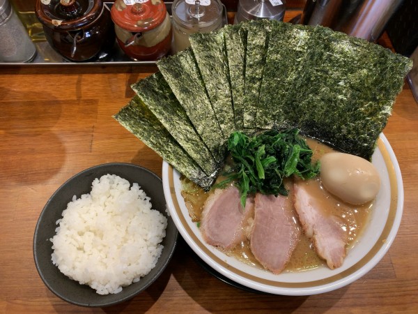 「醤油138＋中盛ライス」@らーめん三郷家の写真