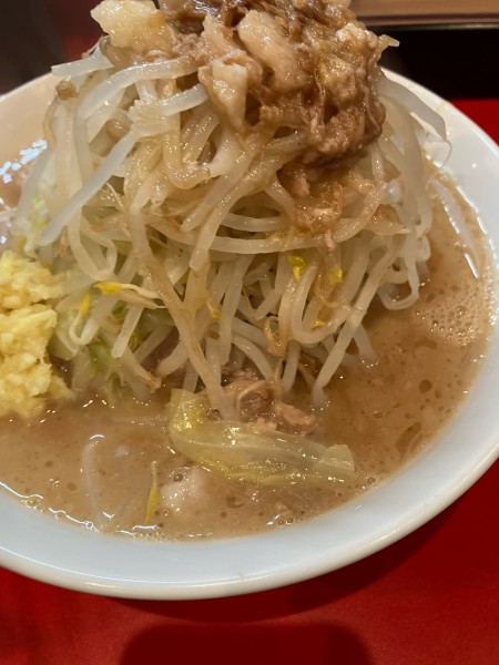 「ラーメン小900円（ヤサイニンニクアブラ少なめショウガ）」@ラーメン ヨシトミの写真