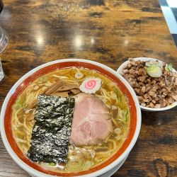 中華そば大盛りと肉めし(小)