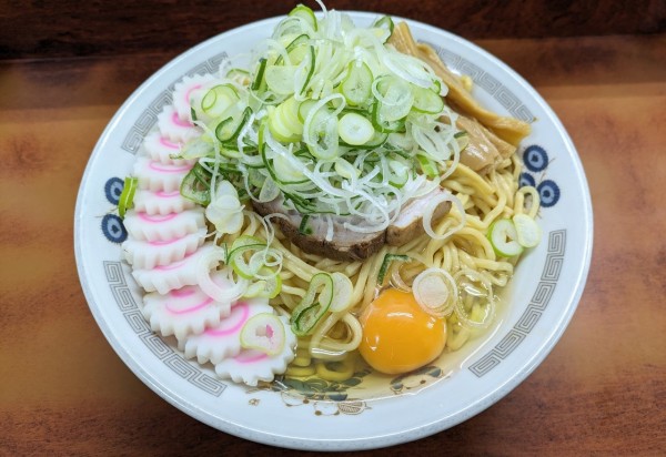 「油そば 特大、ネギ盛、なると盛、生玉子   1430円」@珍々亭の写真