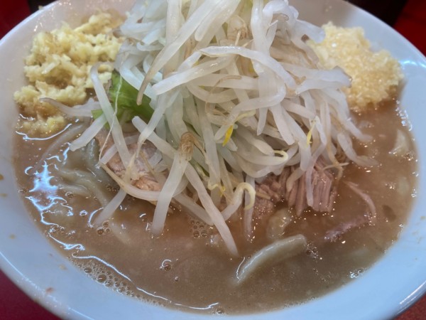 「小ラーメン+ヤサイ少な目+ニンニク+しょうが」@ラーメン ヨシトミの写真