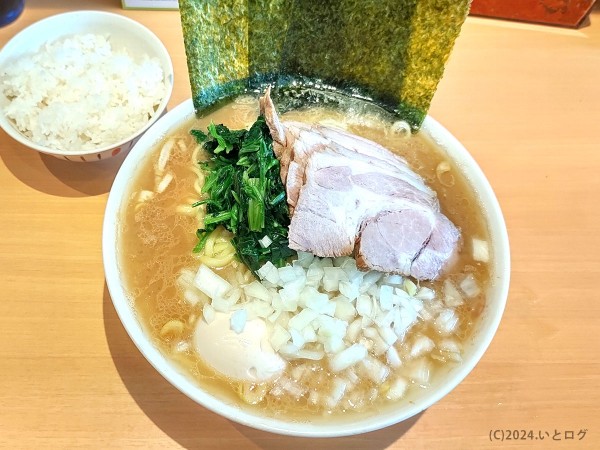 「ラーメンとくもり（ほうれん草＋味玉＋チャーシュー＋玉ねぎ）」@家系ラーメン 貫徹家の写真