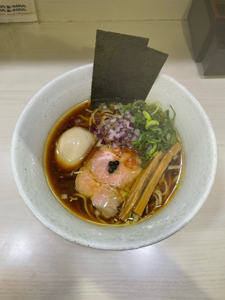 「醤油(900円)+燻製味玉(120円)」@麺や 魁星の写真