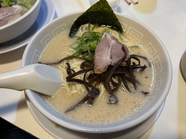 「ラーメン　600円　替玉無料」@博多天神 新宿東口駅前店の写真