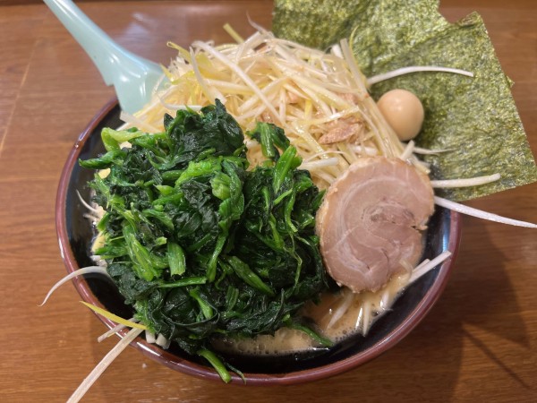 「ほうれん草ネギラーメン」@横浜家系ラーメンとりとんの写真