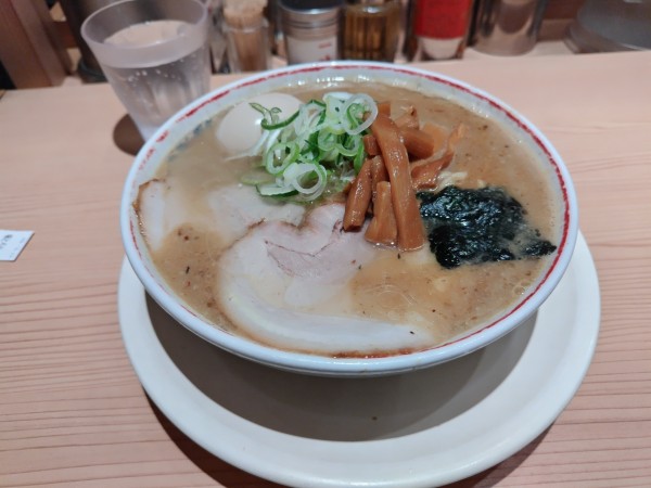 「特濃味玉そば」@東京煮干し らーめん 玉 東京駅店の写真