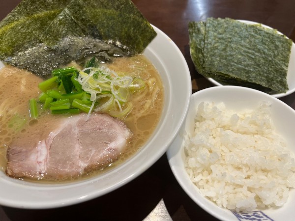 「仙台っ子ラーメン＋海苔トッピング＋無料ライス：870＋120」@仙台っ子 仙台駅東口店の写真
