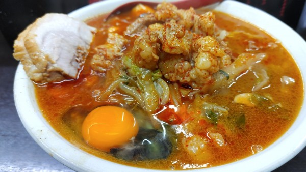 「月見ホルモン麻婆麺・麺超特大・チャーシュー ￥1,250」@元祖旨辛系タンメン 荒木屋の写真