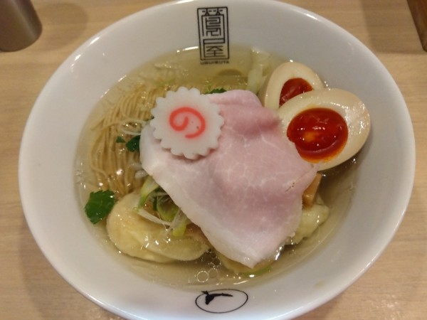 「塩ラーメン¥900＋エビ雲呑¥200＋煮玉子（クーポン無料）」@鶯屋の写真