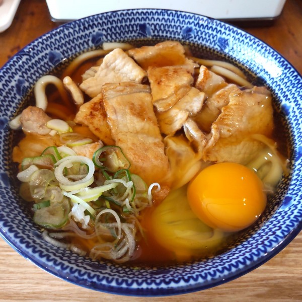 「豚肉うどん（￥550）＋生玉子（￥50）」@食堂あおいの写真
