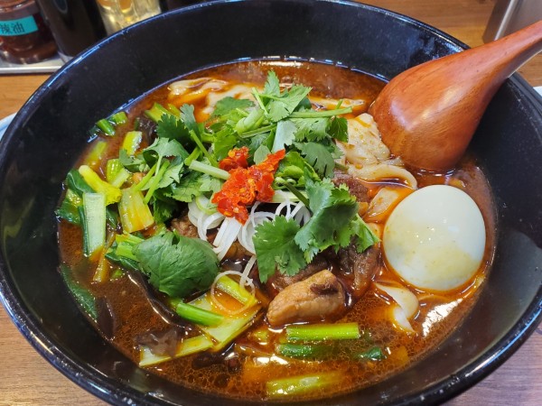 「麻辣牛肉刀削麺・辛口」@劉家麺屋 刀削麺の写真