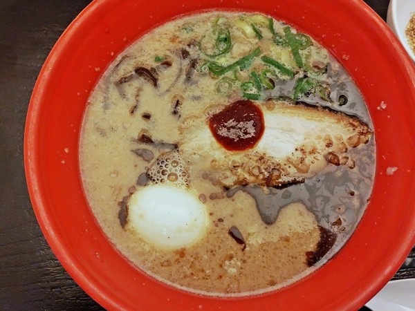 「赤丸玉子入り」@RAMEN EXPRESS 博多 一風堂 東京ソラマチ店の写真