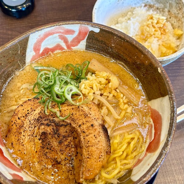 「炙り味噌＋醤油漬けニンニク＋半ライス」@麺処 政宗の写真