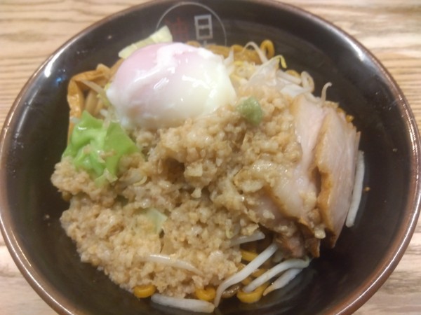 「ブラックジャンク油そば¥900＋温玉（クーポン無料）」@日本油党 渋谷総本部の写真