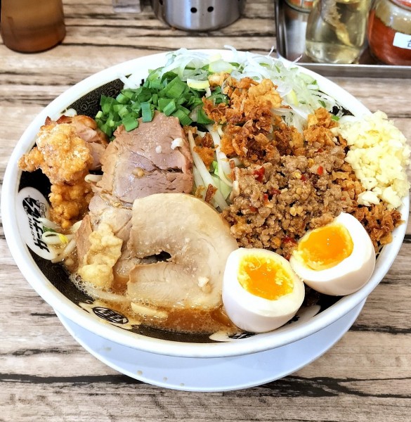 「カミナリ二郎 雷神ジャンク 1280円」@ラーメン まぜそば カミナリの写真
