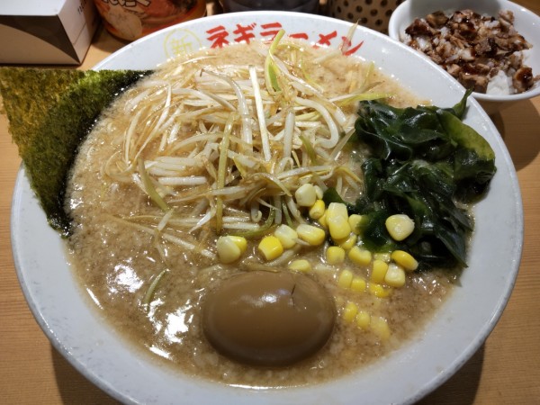 「ネギ味噌ラーメン＋味玉、チャ飯」@○新 ネギラーメン 新橋店の写真