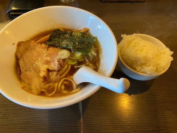 「学生ラーメン(600円)＋ランチサービスライス」@荻窪らーめん 栄龍軒の写真