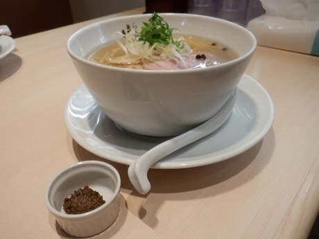 「塩らぁ麺　～極上香味ペースト付き～」@らぁ麺 はやし田 町田店の写真