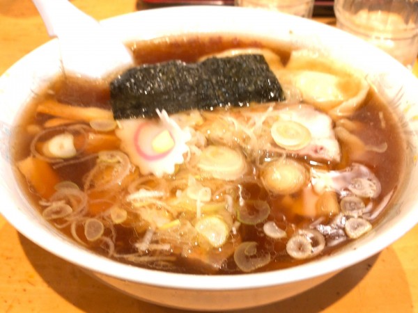 「手打ち餃子ラーメン　醤油」@牛乳屋食堂の写真
