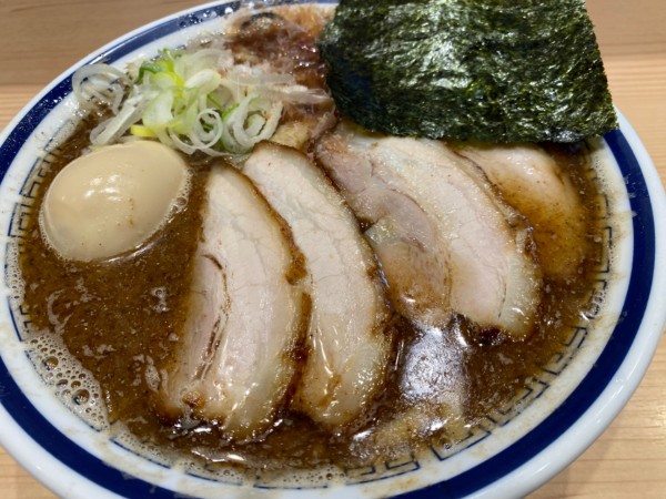 「濃厚魚介特製中華そば＋肉増し」@中華そば つけめん 玉 新宿店の写真