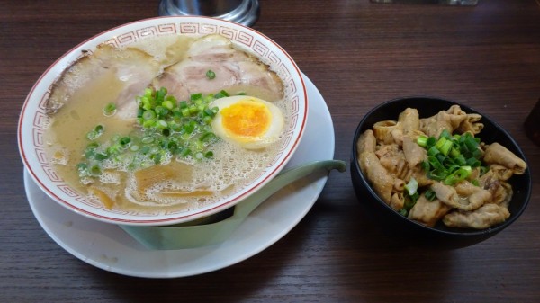 「だるまらーめん（930円）＋もつマンマセット小（390円）」@だるま大使 本店の写真