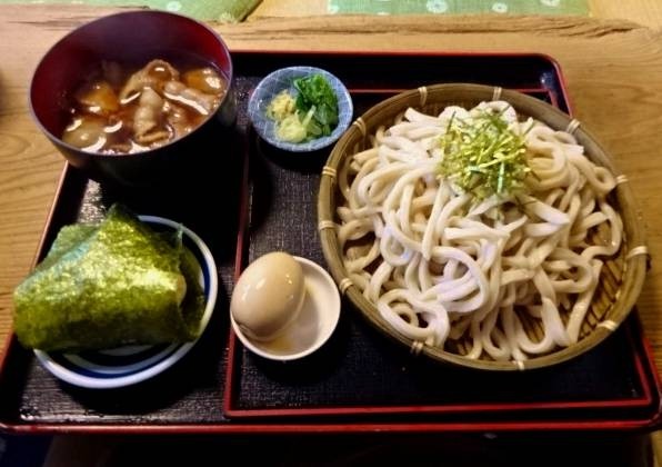 「肉もりうどん(中盛り，肉増し1.5倍)＋味玉＋おむすび」@うどんや 藤の写真