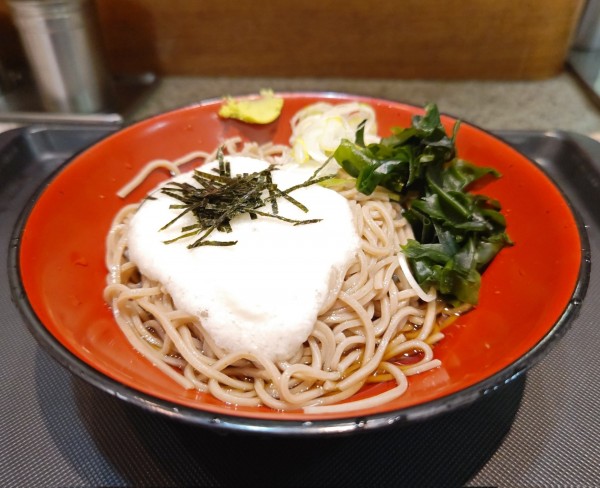 「冷しとろろそば」@名代 富士そば 昭和通り店の写真