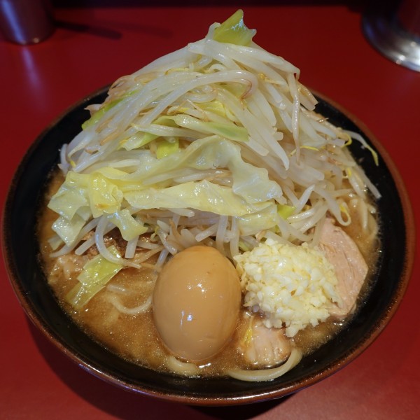 「豚1枚ラーメン 900円 + 味玉 50円（ニンニク）」@ラーメン二郎 荻窪店の写真