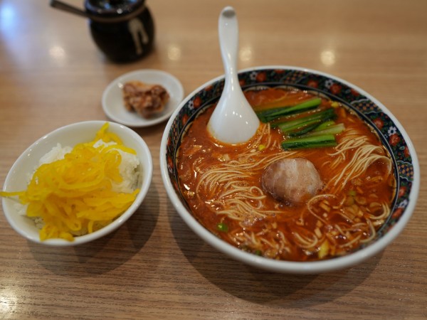 「担々麺 バリカタ＋激辛＋ライス＋サービス唐揚げ」@寿限無担々麺 上野店の写真