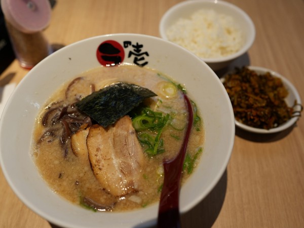 「純豚骨 粉落とし＋替え玉 粉落とし＋サービスライス＋サービス」@純豚骨ラの壱 伏見店の写真