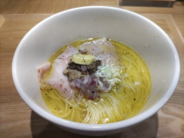 「芳醇濃厚トリュフの鶏塩中華そば」@MENDOKORO TOMO Premiumの写真