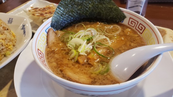 「ばんからハーフ＋チャーハン＋餃子３個」@東京豚骨拉麺 ばんから 柏豊四季店の写真
