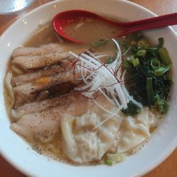 夏鈴ラーメン(醤油)(トッピング：チャーシュー、わんたん)