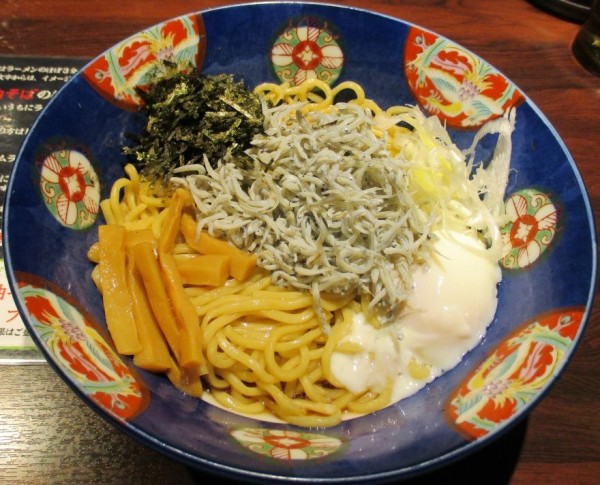 「極上のしらす油そば（大）＋温玉　820円（新春大感謝祭価格）」@東京煮干屋本舗 中野駅前店の写真