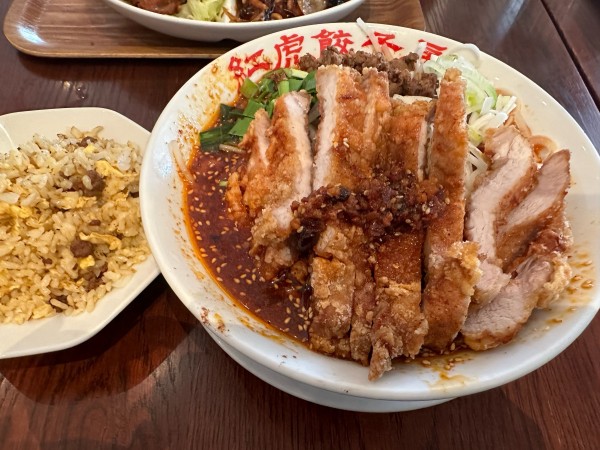 「はみだしパイグータンタン麺(紅麻辣)+半チャーハン」@紅虎餃子房 深川ギャザリア店の写真