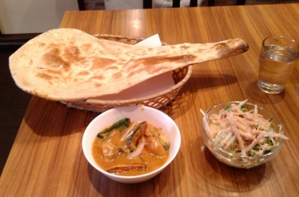 「ベジタブルカレー(680円)＋プレーンナン(250円)」@DHABAの写真