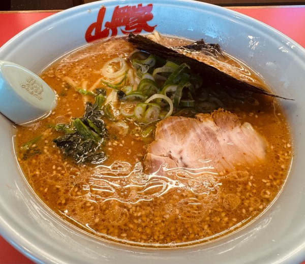 「味噌ラーメン中盛り」@山岡家 山梨甲斐店の写真