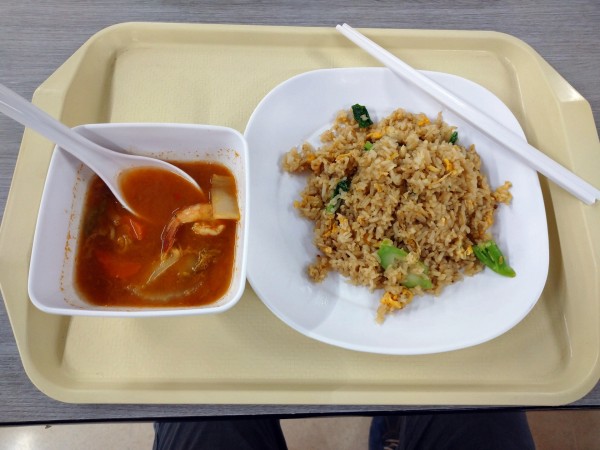 「チャーハン＆トムヤムクン（70バーツ）」@Big C Food Park Nakhon Phanomの写真
