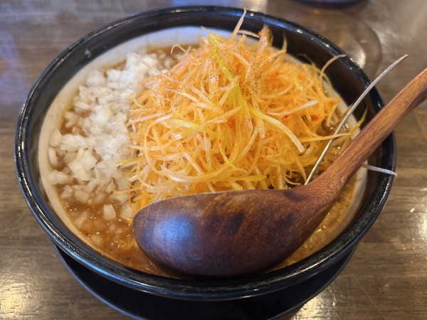 「赤ネギ味噌ラーメン　玉ねぎ」@味噌ラーメン専門店 日月堂 与野本町店の写真