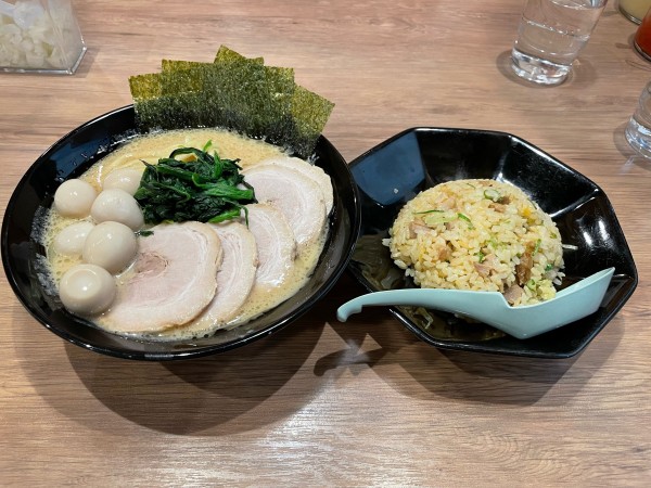 「チャーシューメン + うずら + 半チャーハン」@横浜家系ラーメン 沼田家の写真