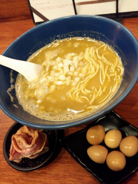 「濃厚牡蠣蕎麦・うずら味玉＆豚肩ロース生ハム風増し」@麺処 にぼし香 横浜店の写真