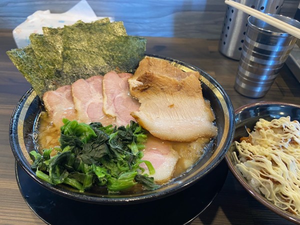 「チャーシューメン3枚　トントロ×2   背脂　Xフォロワーサービ」@家系ラーメン がくの写真