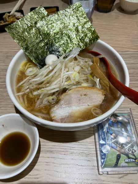 「しょうゆラーメン黒マー油添え　限定」@味噌麺処 花道庵 北参道店の写真