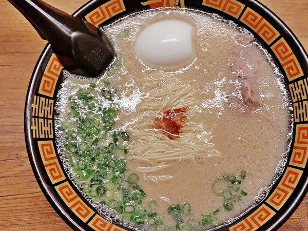 「天然とんこつラーメン＋半熟塩ゆでたまご」@一蘭 新橋店の写真
