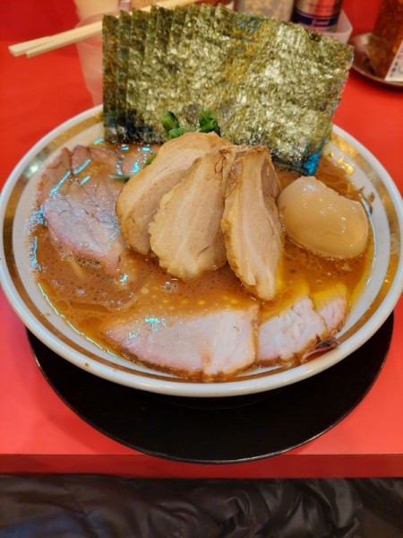 「裏チャーシューメン中+のり+無限ライス」@家系ラーメン 裏大輝家 青物横丁店の写真