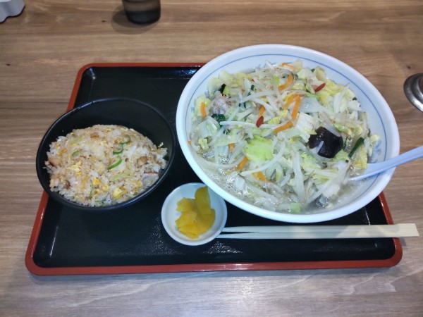 「ダブル野菜タンメン　半チャーハン　680+300」@福しん 坂戸八幡店の写真