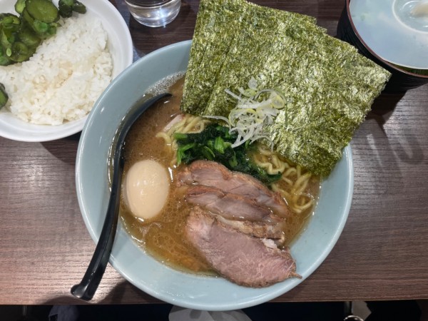 「ラーメン全部のせ ¥1100 ライス ¥100」@横浜家系らーめん侍 渋谷本店の写真