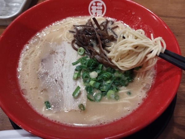 「豚骨ラーメン(580)」@豚骨拉麺 酒場 福の軒 関内ベイスターズ通り店の写真