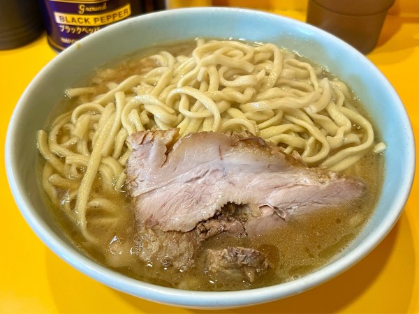 「チャリティーラーメン　ヤサイヌキ ブタ1枚」@ラーメン二郎 八王子野猿街道店2の写真