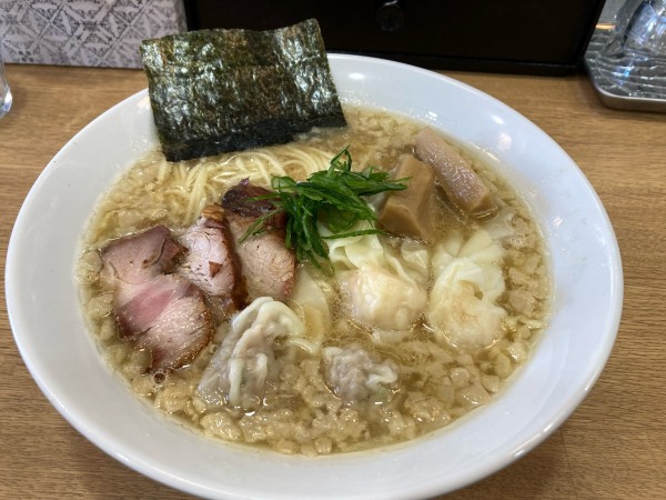 「ミックスワンタン　背脂にんにくそば」@支那ソバ きたがわの写真